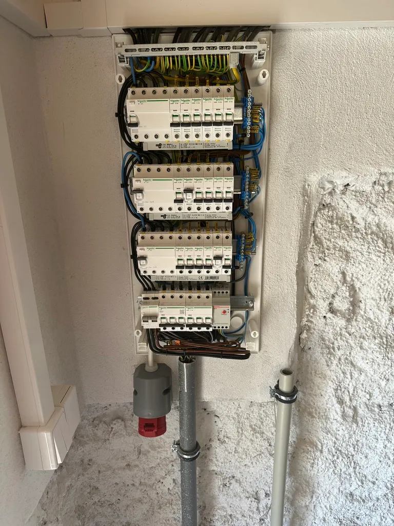 Revize a servis elektrického rozvaděče — Revimont Klatovy