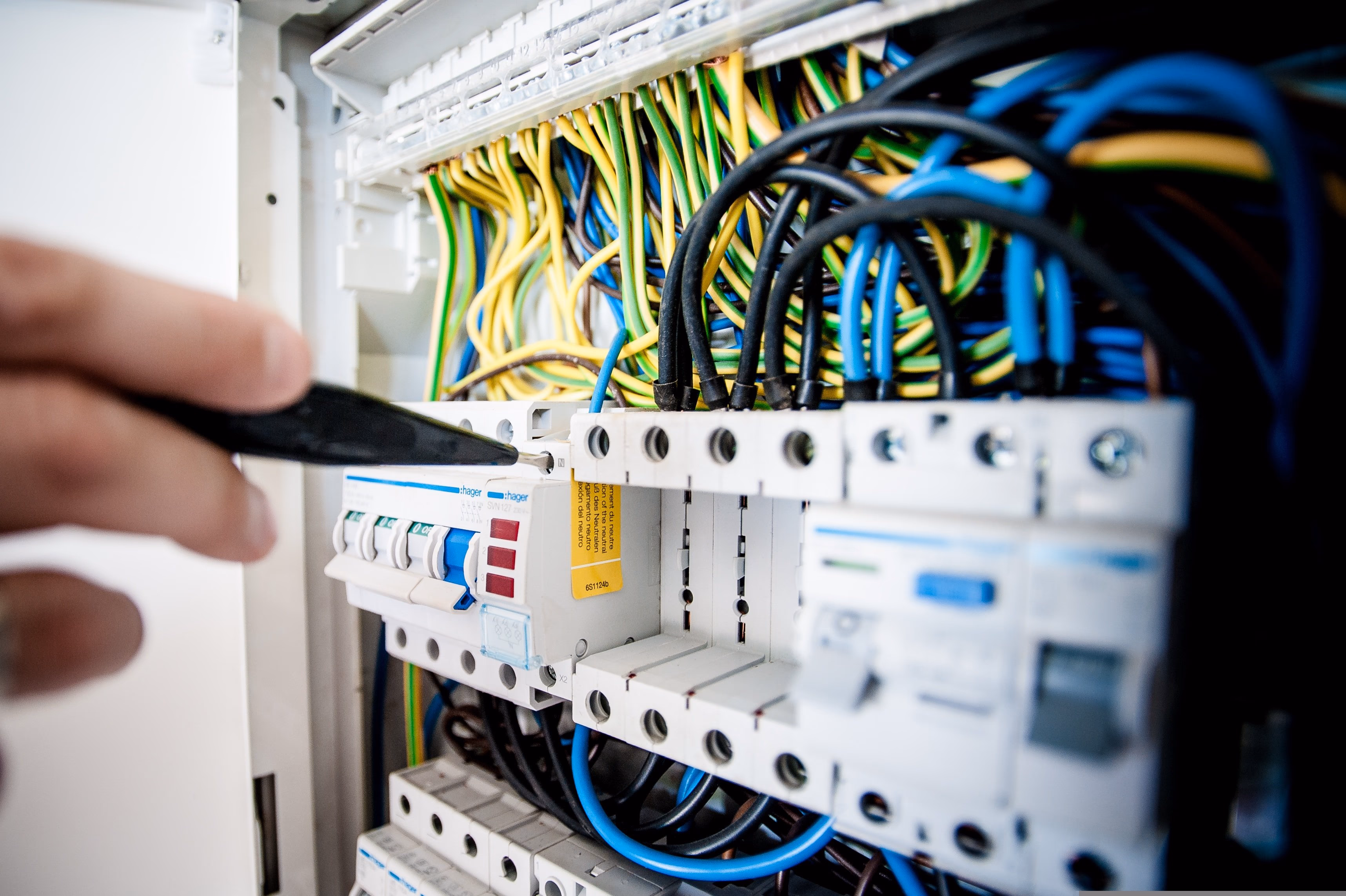 Technik Revimont při elektroinstalaci