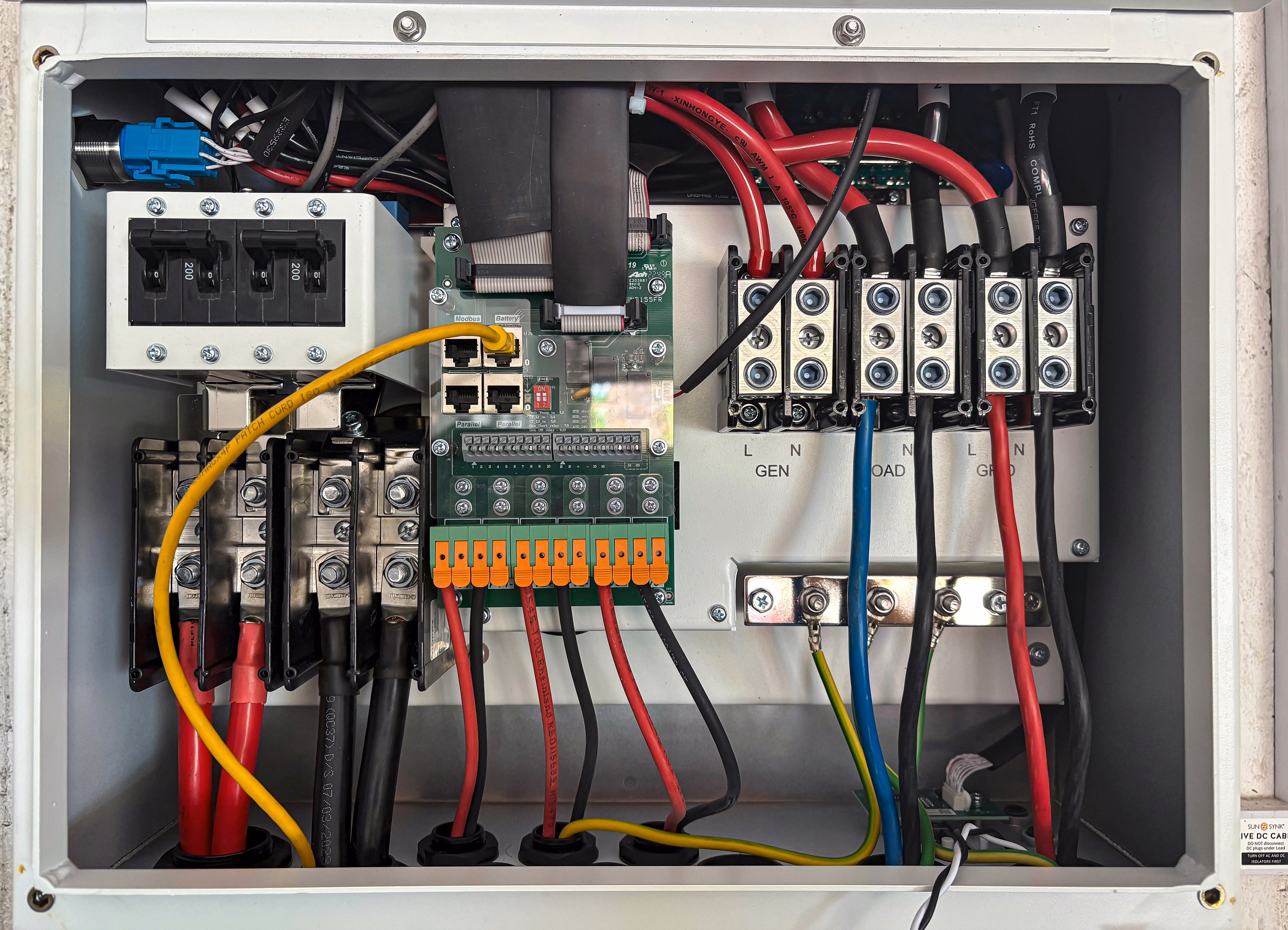 Vnitřek elektrického rozvaděče s vodiči