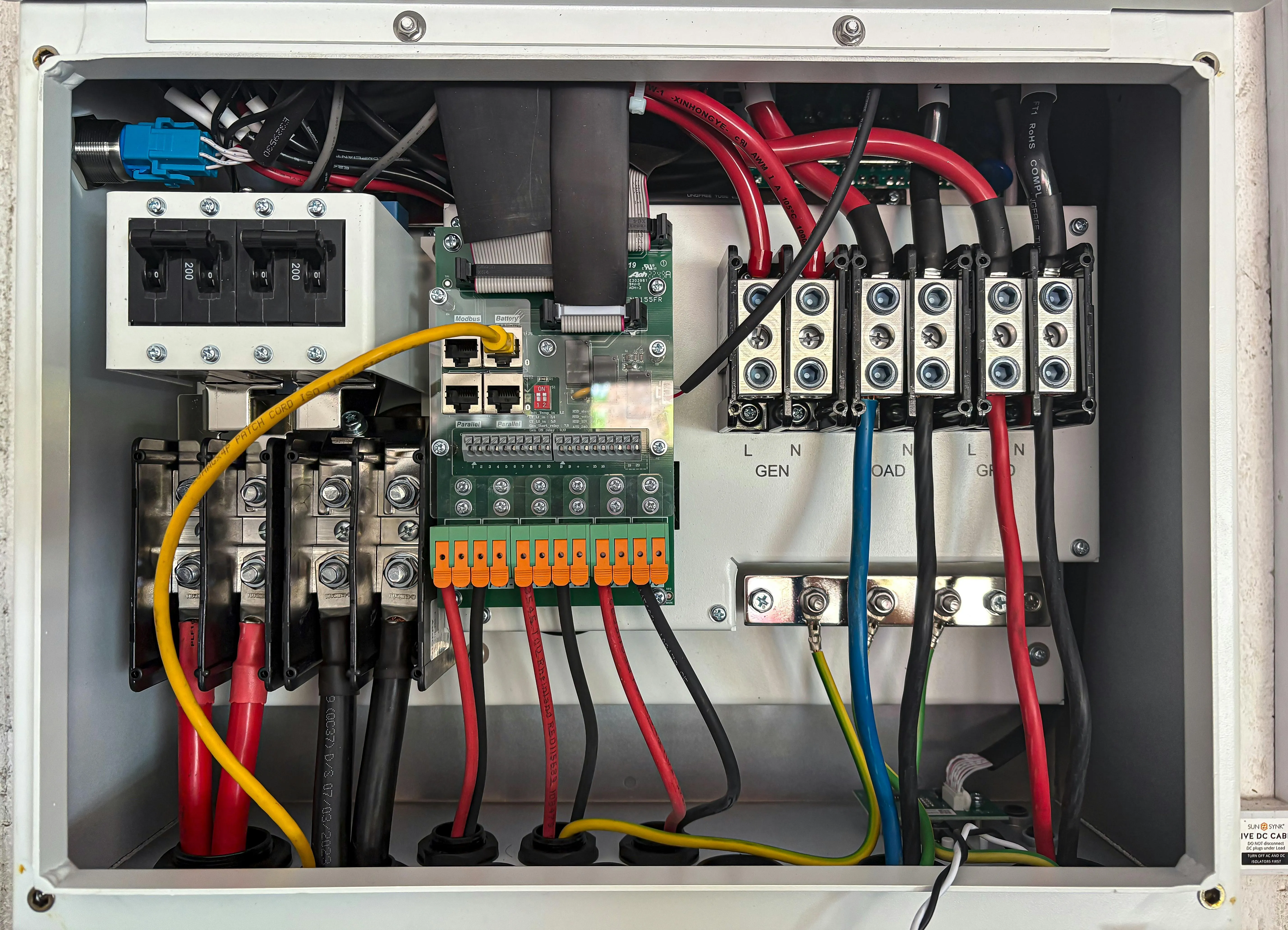 Vnitřek elektrického rozvaděče s vodiči