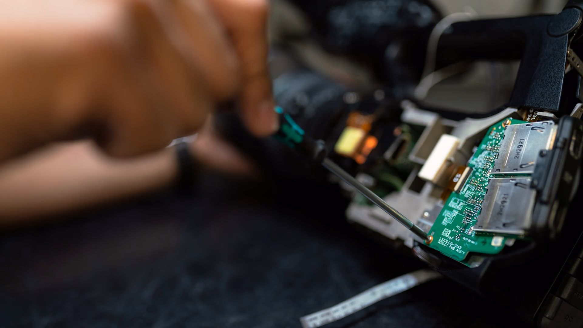 Montáže a opravy — detail zásahu do elektronického zařízení
